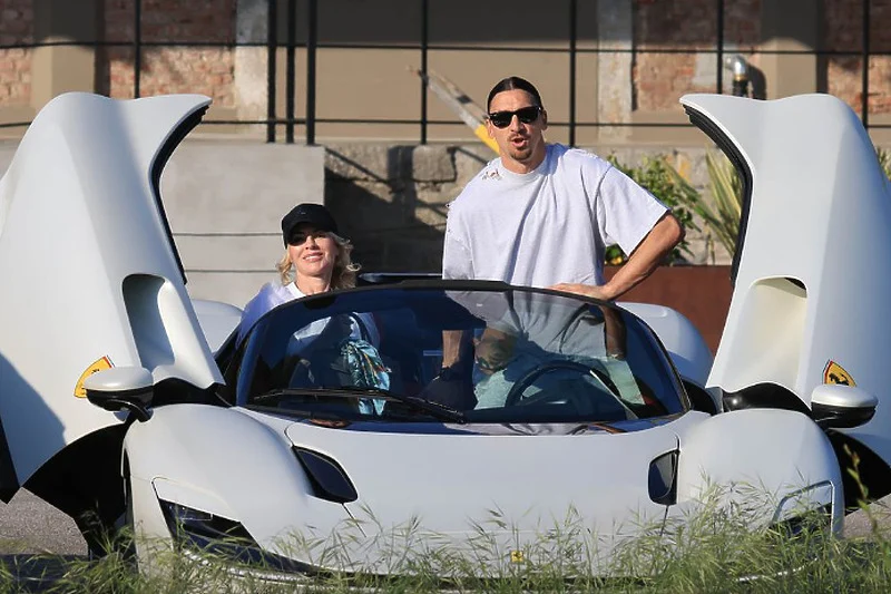 Ibrahimović i supruga okruženi fanovima dok se voze skupocjenim Ferrarijem