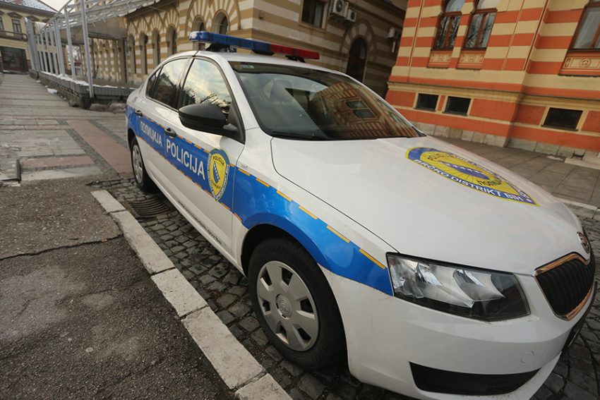 U Brčkom ukradene 63 registarske tablice s parkiranih automobila