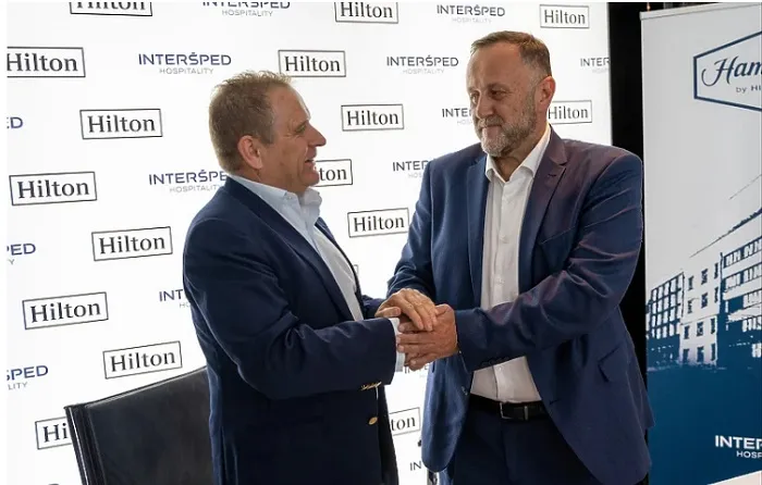 Halim Zukić (desno) na potpisivanju ugovora za Hilton