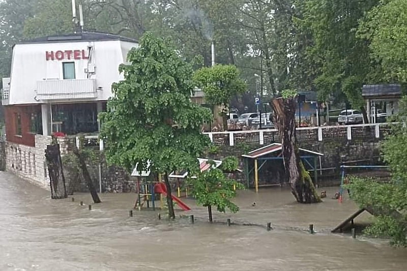 Izuzetno ozbiljna situacija u Bihaću: Poplave i klizišta u više gradskih naselja