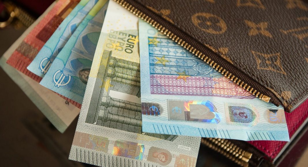 Kontrast u zaradama: Crna Gora bilježi rast, dok se u Federaciji BiH smanjuju plaće