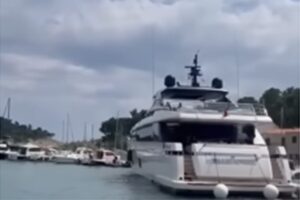 Foto: Screenshot/YouTube | Luksuznom jahtom uplovio u luku pa udario u pet brodova (VIDEO)