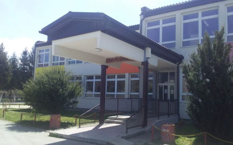 Osnovna škola u Vitezu zabranila djeci unošenje mobitela