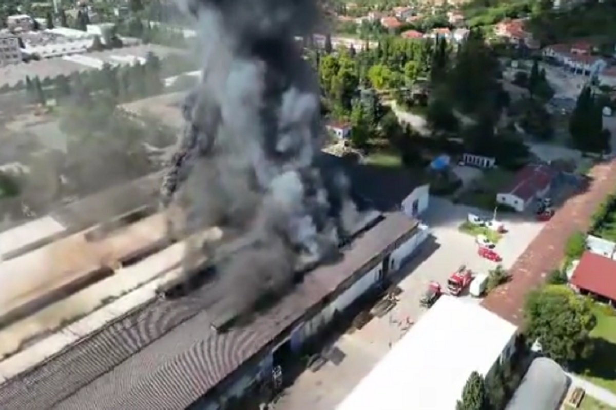 Požar guta firmu u Mostaru, svi vatrogasci na terenu