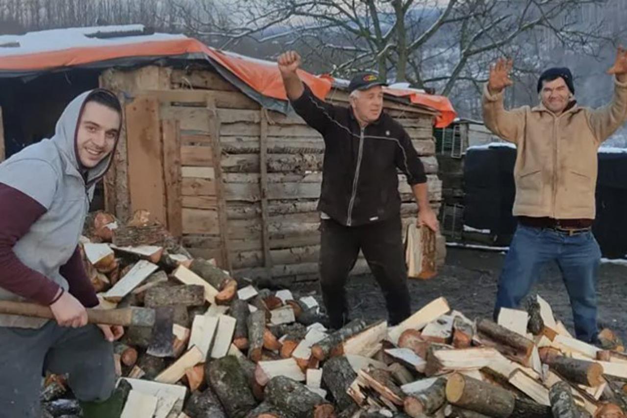 Članovi Airsoft kluba iz Sanskog Mosta iscijepali drva porodici čiji su članovi bolesni