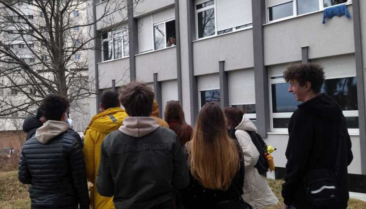 Učenici sarajevske Gimnazije SSST razveselili svoju razrednicu posjetom u bolnici