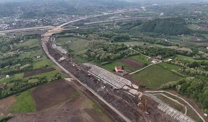 FOTO/VIDEO U punom zamahu: Izgradnja dionice autoputa vrijedne više od 300 miliona KM