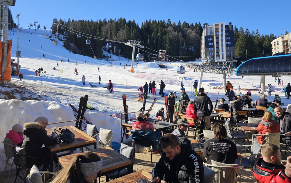 Praznici napunili planine: “Rajska dolina” rasprodata do marta, skijanja ne fali ni noću