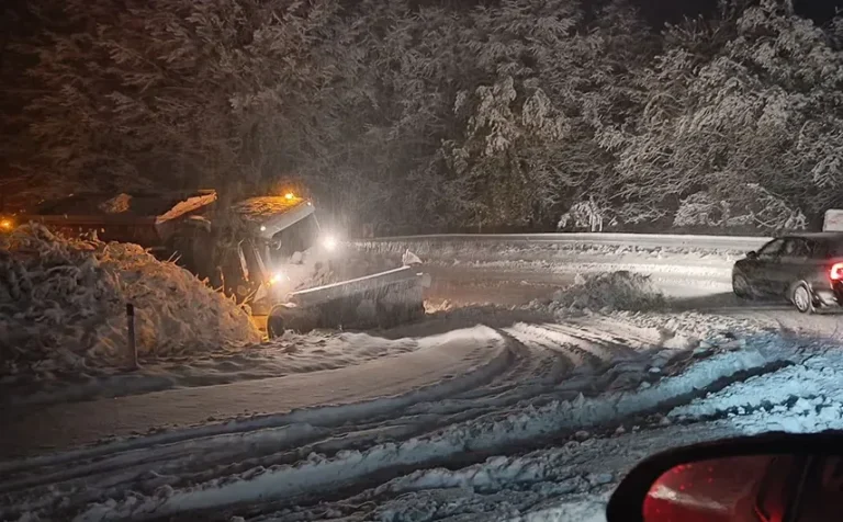 Lančani sudar kod Gradiške: Dva auta i grtalica se sudarili na putu Podgraci-Mrakovica
