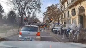 Uznemirujuće / Pojavio se snimak tramvajske nesreće u Milanu