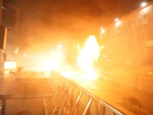Protest pretvoren u haos: Albanci bacali Molotovljeve koktele na zgradu Vlade