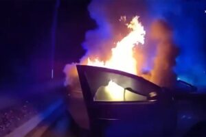 Policija objavila video: Policajac spasio ženu iz zapaljenog automobila