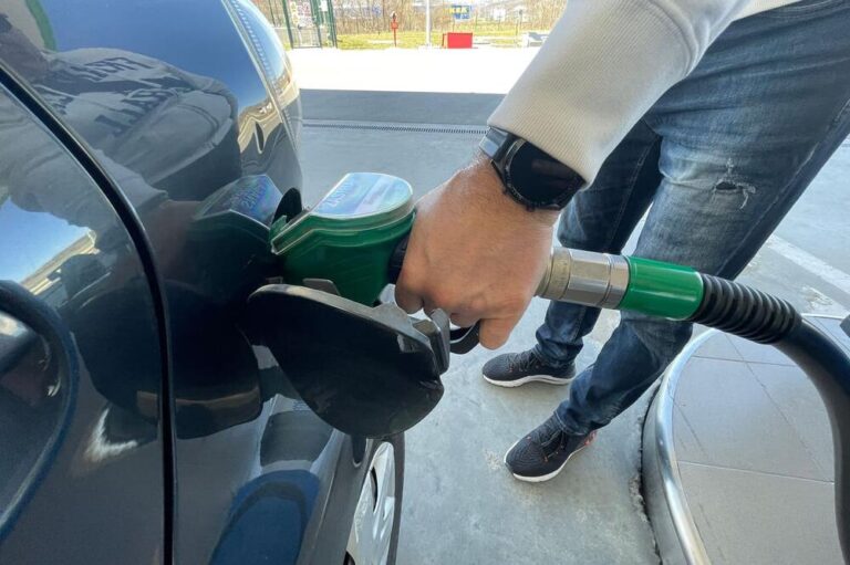Gorivo opet poskupjelo: Benzin raste, dizel blago pojeftinio