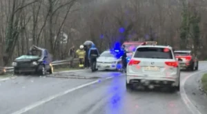 Tragedija na M-17: Automobil podletio pod teretno vozilo, jedna osoba stradala