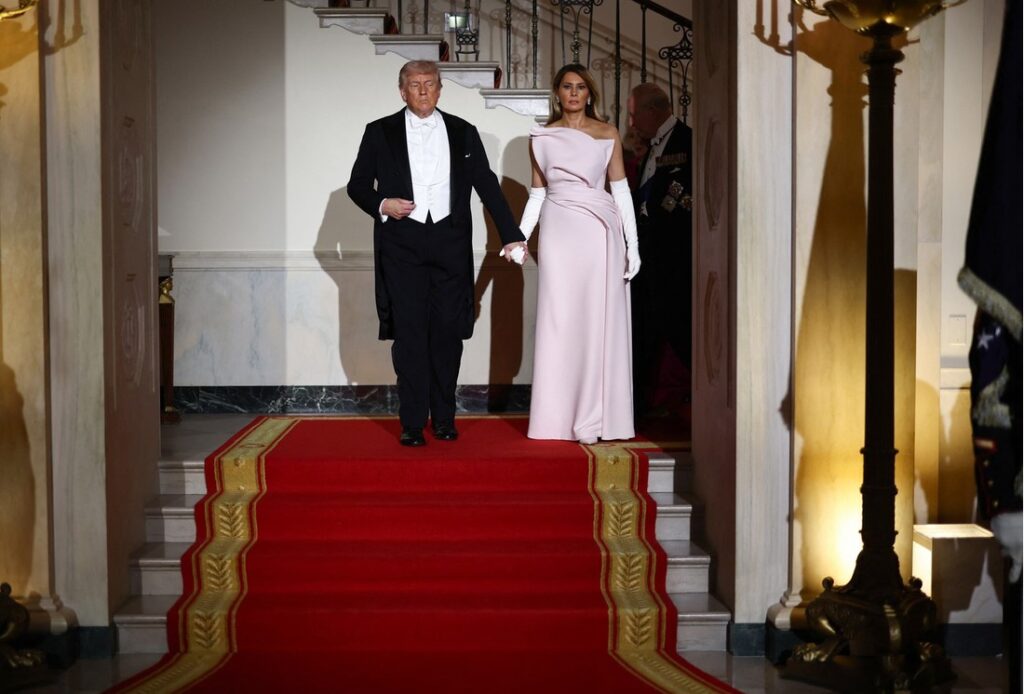 Snimka Melanije i Trumpa postala viralna: “Držanje za ruke se dodatno plaća”
