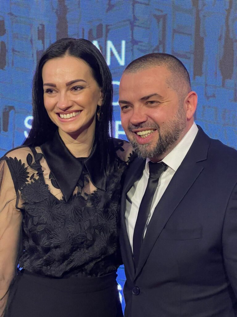 Na dodjeli Šestoaprilske nagrade u Sarajevu: “Bez Aide ništa” – govor Elvira Karalića koji je rasplakao Sarajevo