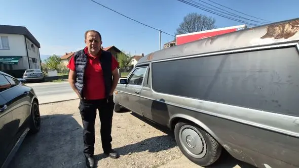 Ramiz Zmaj kupio “mrtvačka kola”, snima film po viralnoj priči