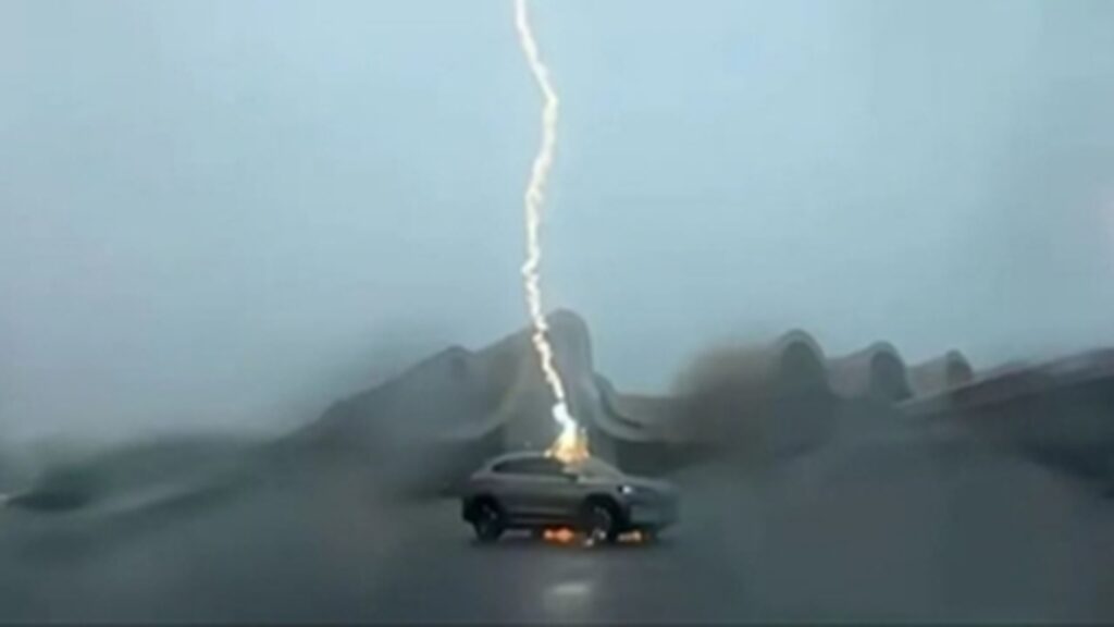 VIDEO Električni auto preživio tri udara groma: Putnici ostali živi