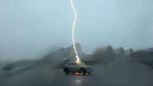 VIDEO Električni auto preživio tri udara groma: Putnici ostali živi