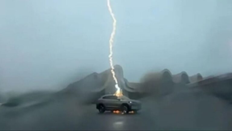 VIDEO Električni auto preživio tri udara groma: Putnici ostali živi