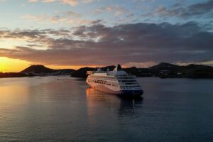 Nakon 47 dana čekanja: Prvi kruzer prošao Hormuškim moreuzom