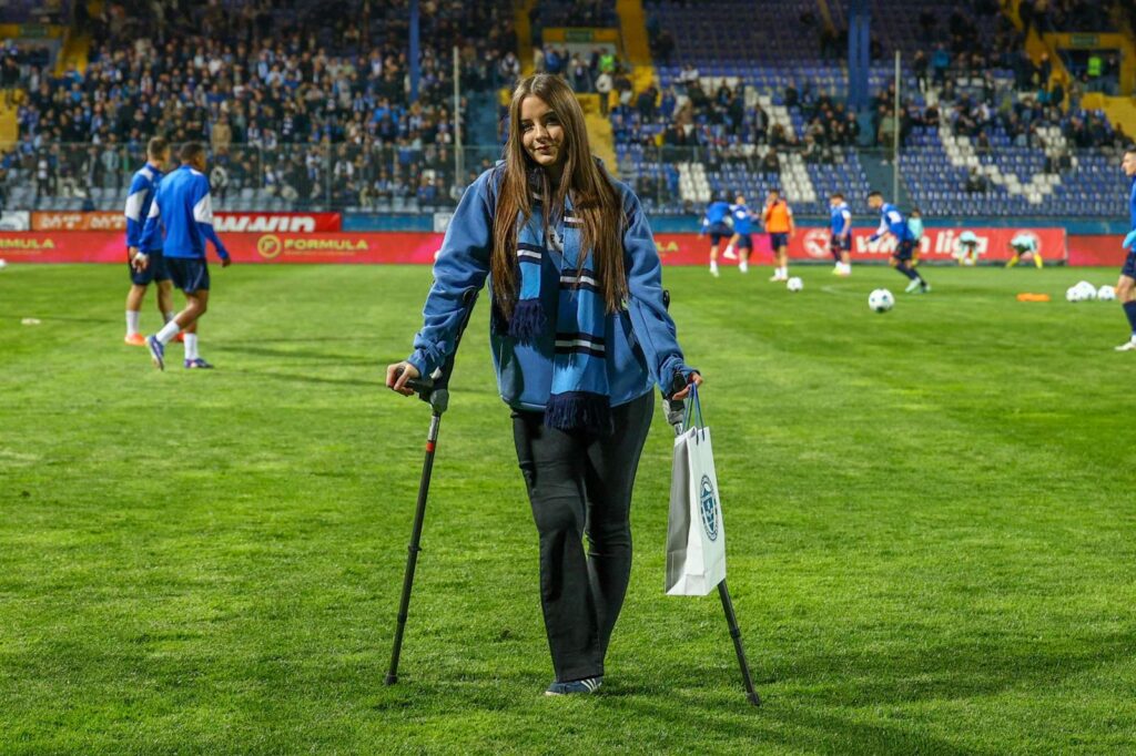 Željezničar ugostio djevojčicu Ellu koja je teško povrijeđena u tramvajskoj nesreći