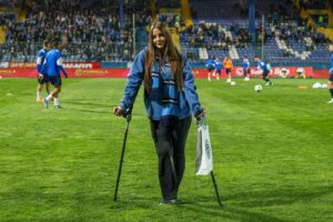 Željezničar ugostio djevojčicu Ellu koja je teško povrijeđena u tramvajskoj nesreći