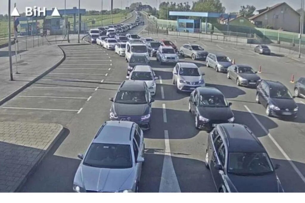 Sedam sati u koloni kod Gradiške: Putnici traže hitne promjene