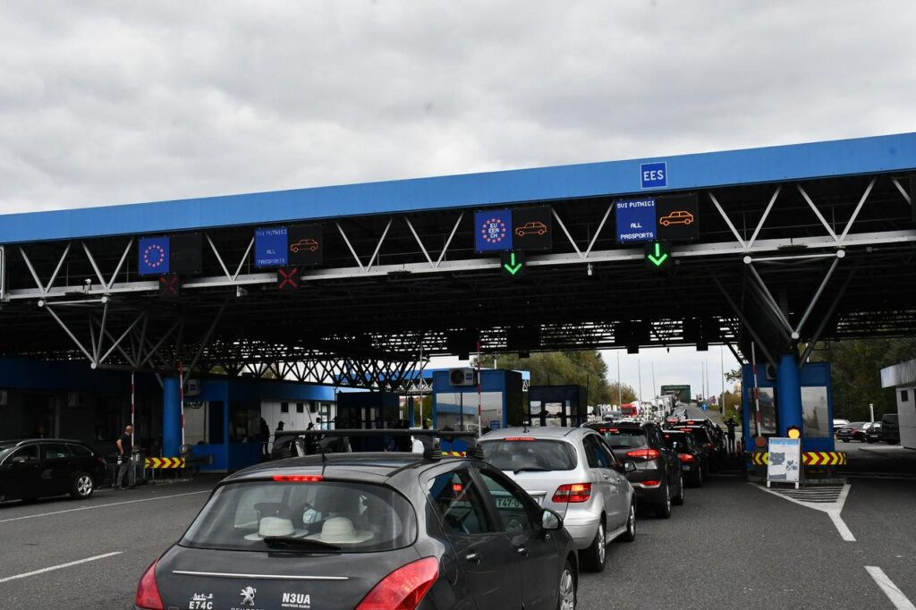 Kolone kilometarske: Građani masovno napuštaju BiH za vikend