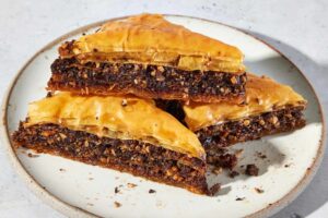 Baklava iz Živinica privukla pažnju društvenih mreža: Velika tepsija za 40 KM