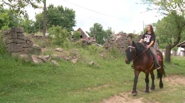 Na Grmeču odrasta djevojka za primjer: Sa 16 godina izabrala konje umjesto grada