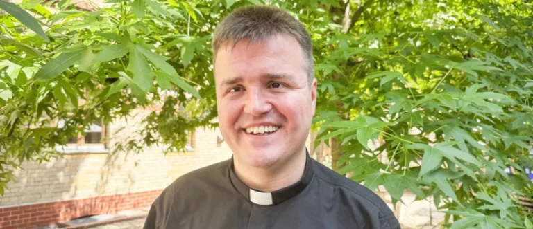 Senad rođen u muslimanskoj porodici u Brčkom, danas je katolički svećenik u Njemačkoj