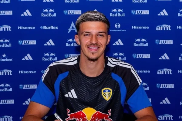 Zvanično: Tarik Muharemović potpisao za Leeds United, bh. reprezentativac stiže u Premier ligu