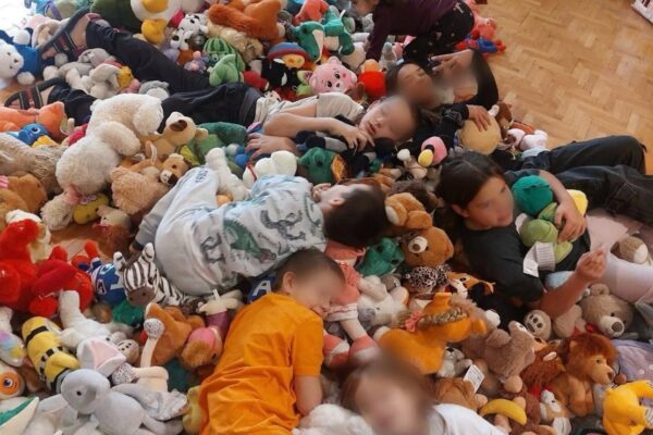 Plišane igračke s oproštaja Edina Džeke završile u rukama mališana Doma za djecu Tuzla